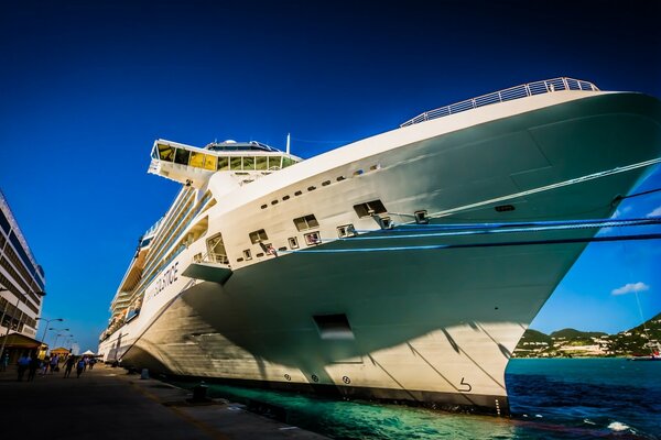 Barco gran mar blanco