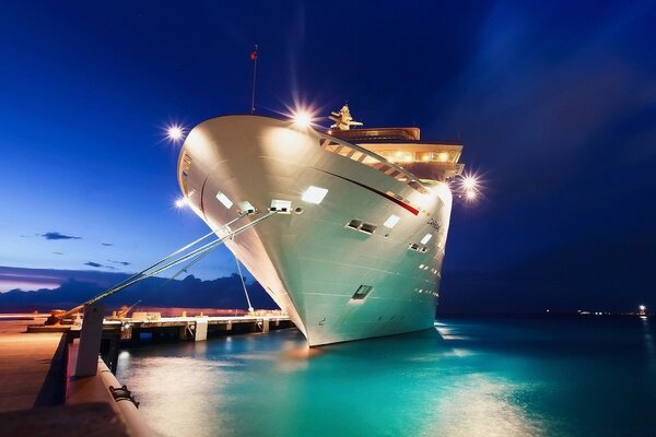 Große Yacht im blauen Meer