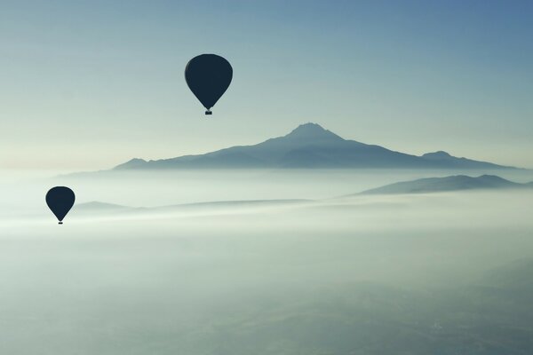 Dos globos voladores en el cielo