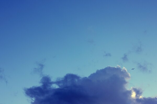 Grand nuage sur le ciel bleu