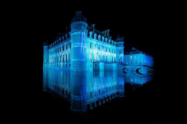 Das Schloss leuchtet blau