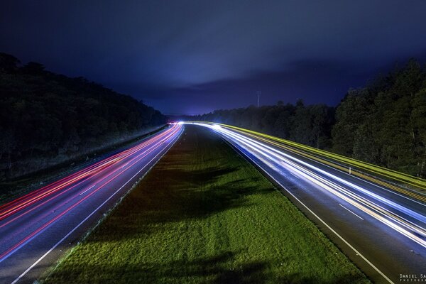 Foto der nächtlichen Autobahn auf dem Hintergrund des Nachthimmels