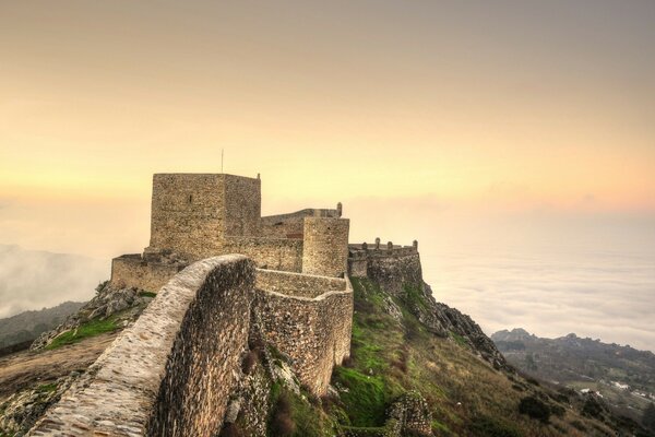 Castelo no topo da montanha