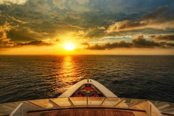 Puesta de sol amarilla contra el mar