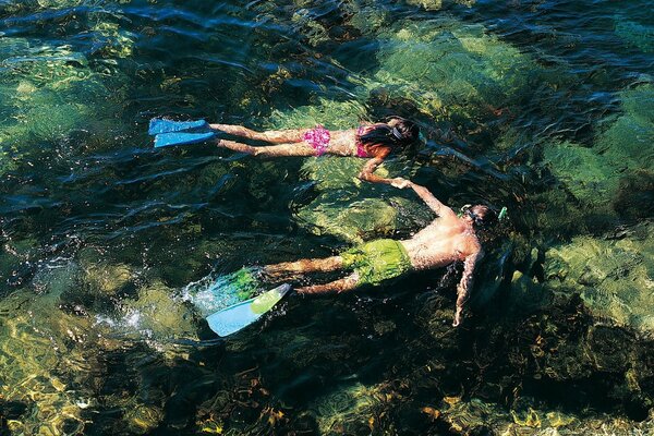 Die Unterwasserwelt von Mädchen und Jungen erkunden