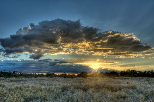 Paisaje de cielo nublado con puesta de sol