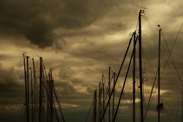 Ciel gris sombre sur la ville