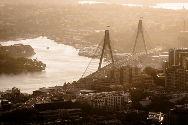 Città grigia e un enorme ponte sul fiume