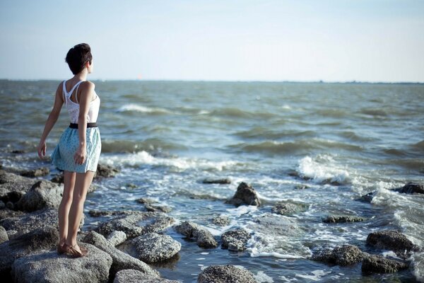 Spiaggia rocciosa e ragazza