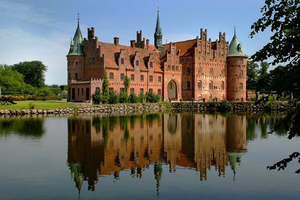 Castello circondato dall acqua e dalla foresta