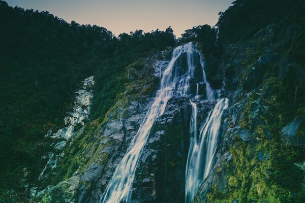 Grande bella cascata al tramonto