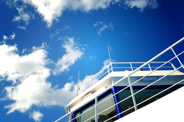 Céu azul com nuvens brancas