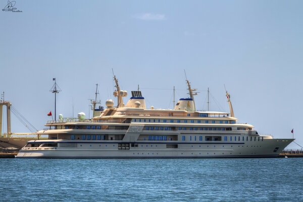 El barco se embarca en un crucero por el mar