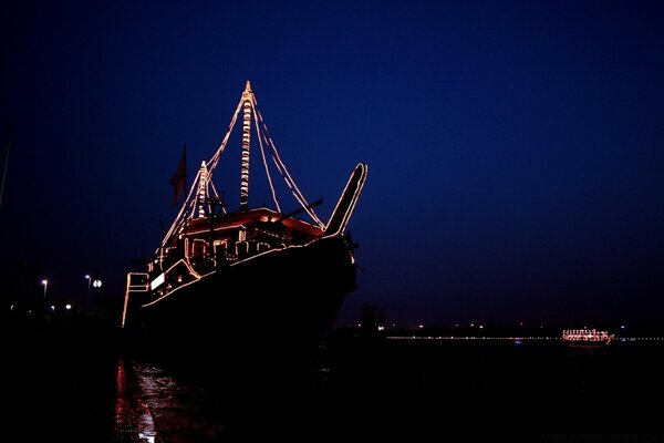 Nave sull acqua con illuminazione originale