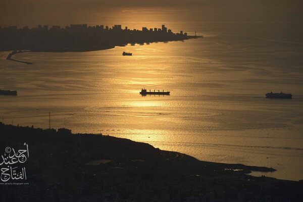 The city in the rays of the departing sun